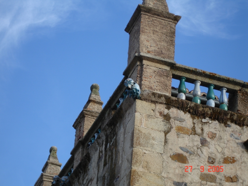 Des « gargouilles » au sommet de l’édifice du Museo provincial de Cáceres, Espagne.