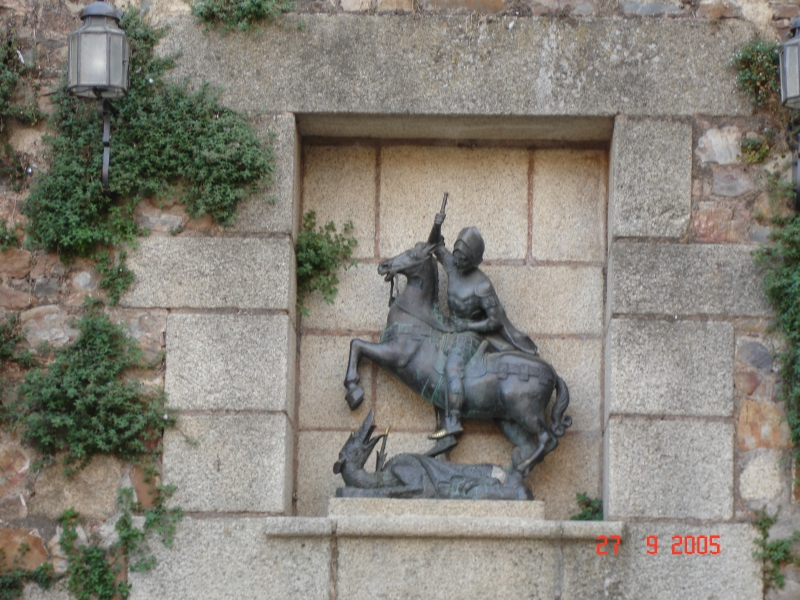 Une magnifique statue dans le mur, Cáceres, Espagne.