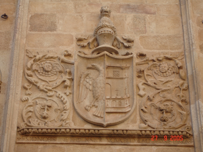 Blason d’une famille sculpté dans le mur d’un vieux palais de Cáceres, Espagne.