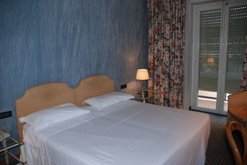 Notre chambre au Grand Hotel Oriente, Naples, Italie.