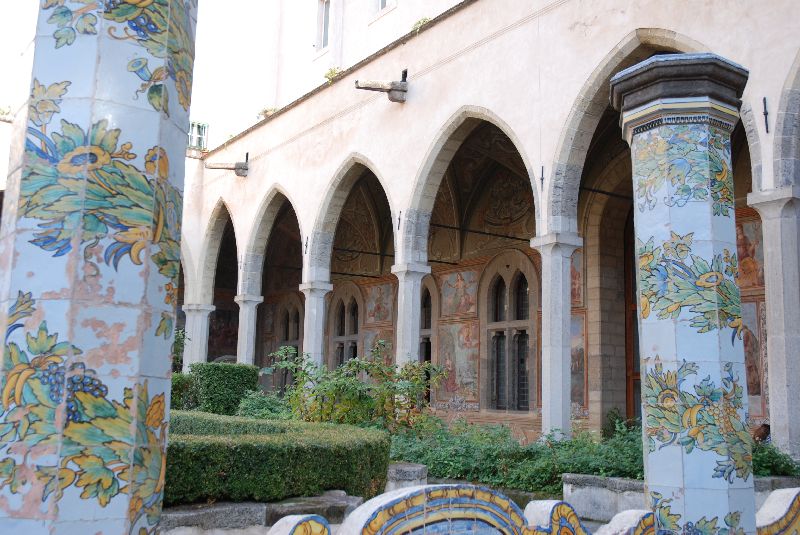 Cloître de l’église Sainte Claire, le complesso di Santa Chiara, Naples, Italie.