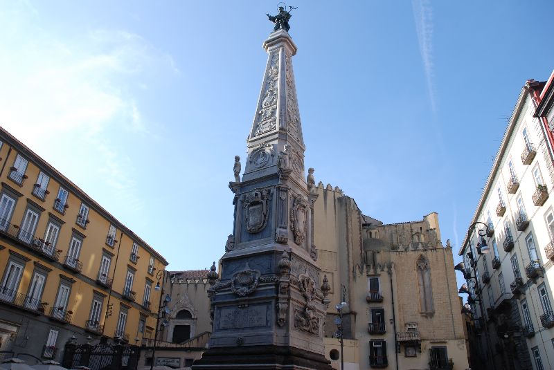 Obélisque de la place San Domenico Maggiore, Naples, Italie.