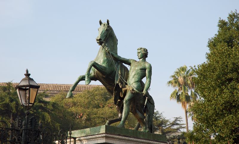 Statue équestre près du palais royal de Naples, Italie.