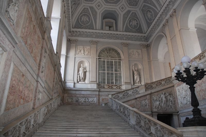 L’escalier de l’entrée principale du palais royal de Naples, Italie.