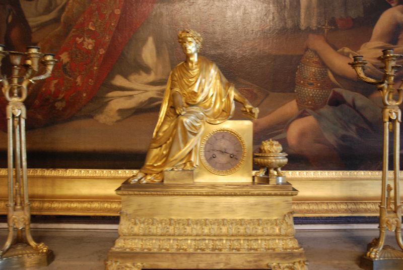 Une horloge de table exposée au palais royal de Naples, Italie.