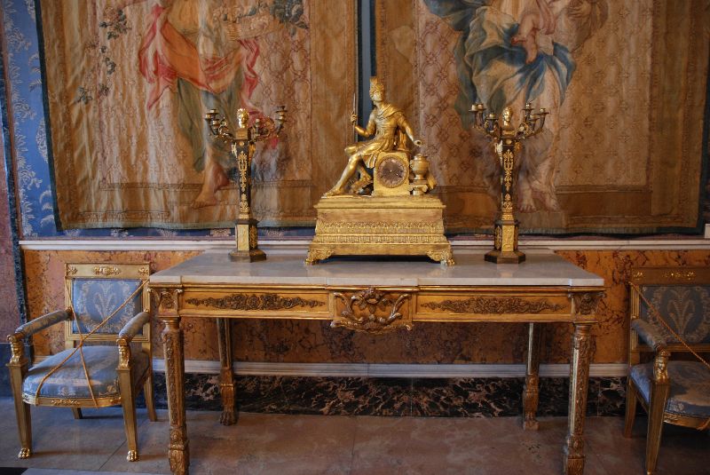 Une horloge de table exposée au palais royal de Naples, Italie.