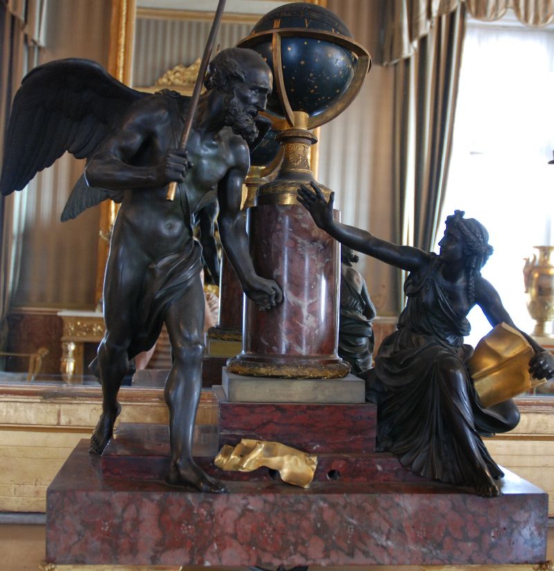 Des sculptures en bronze, Palais royal de Naples, Italie.