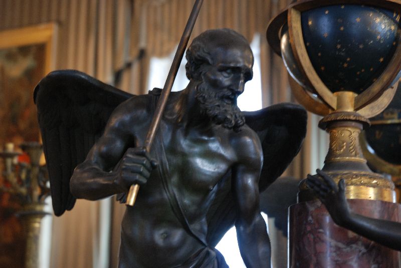 Des sculptures en bronze, Palais royal de Naples, Italie.