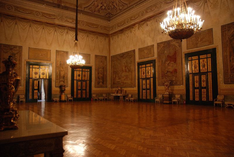 La salle de bal du palais royal de Naples, Italie.