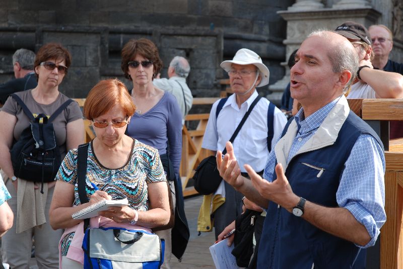 Notre guide nous présentant le Castel Nuovo, Naples, Italie.