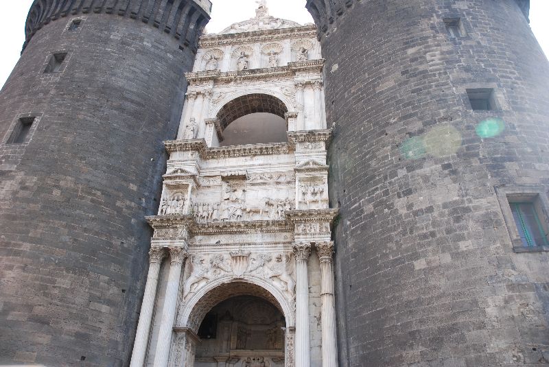 Fondations des tours du Castel Nuovo, Naples, Italie.