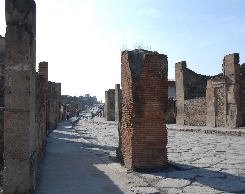 Une grande avenue… bordée de trottoirs, Pompéi, Italie.