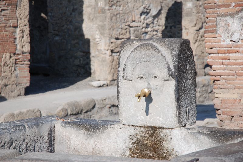 Une fontaine, Pompéi, Italie.