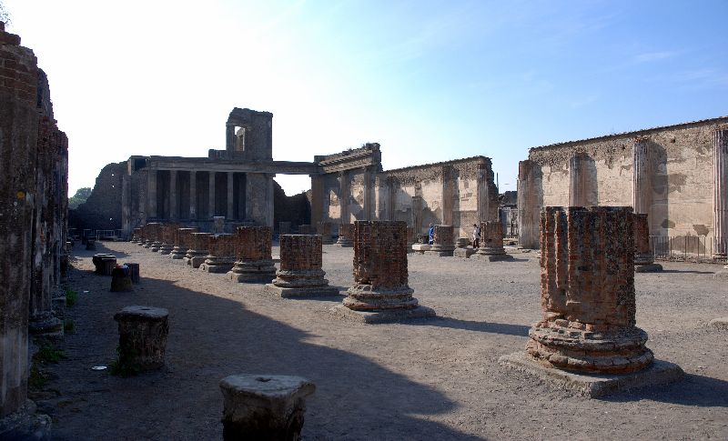 Le Forum avec en arrière plan, le Vésuve, Pompéi, Italie.