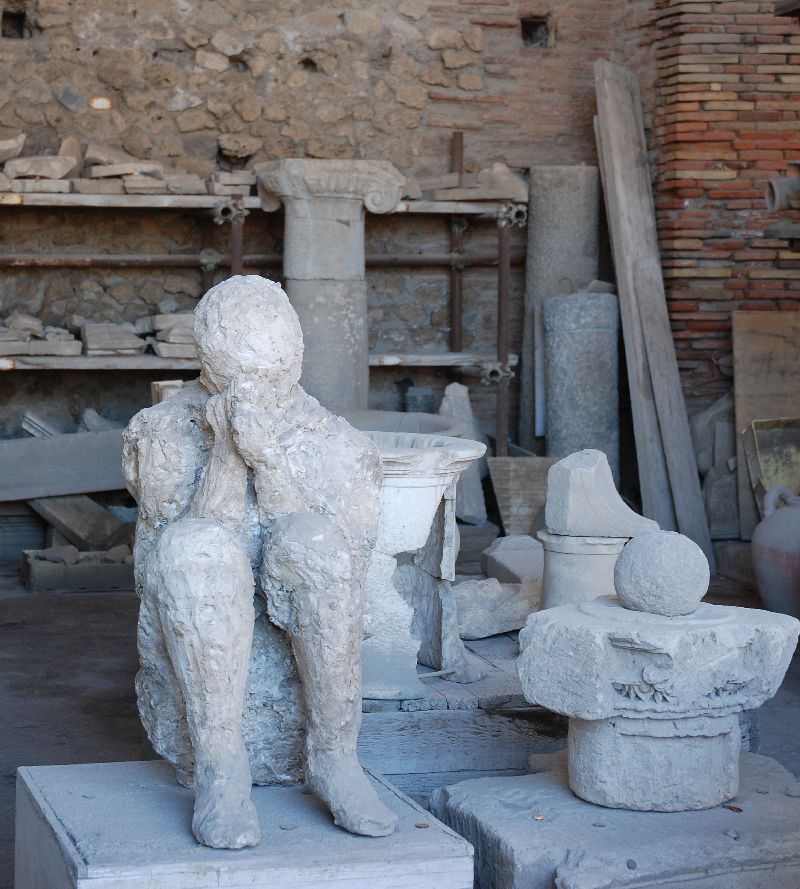 Moulage d’un citoyen de Pompéi attendant la mort, Pompéi, Italie.