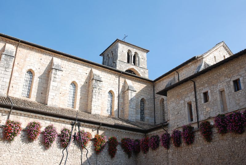 Le cloître de l’abbaye de Casamari, Italie.