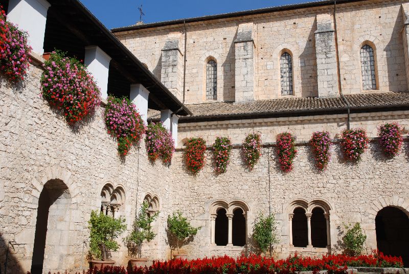 Le cloître de l’abbaye de Casamari, Italie.