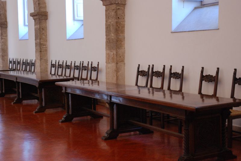 Les tables du réfectoire de l’abbaye de Casamari, Italie.