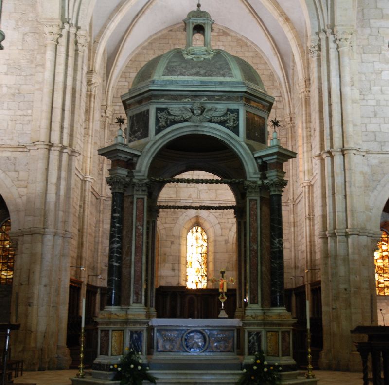 Le maître autel de l’église de l’abbaye de Casamari, Italie.