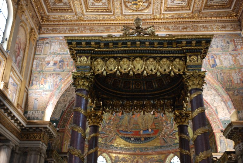 Le baldaquin de la basilique Sainte-Marie-Majeure, Rome, Italie.