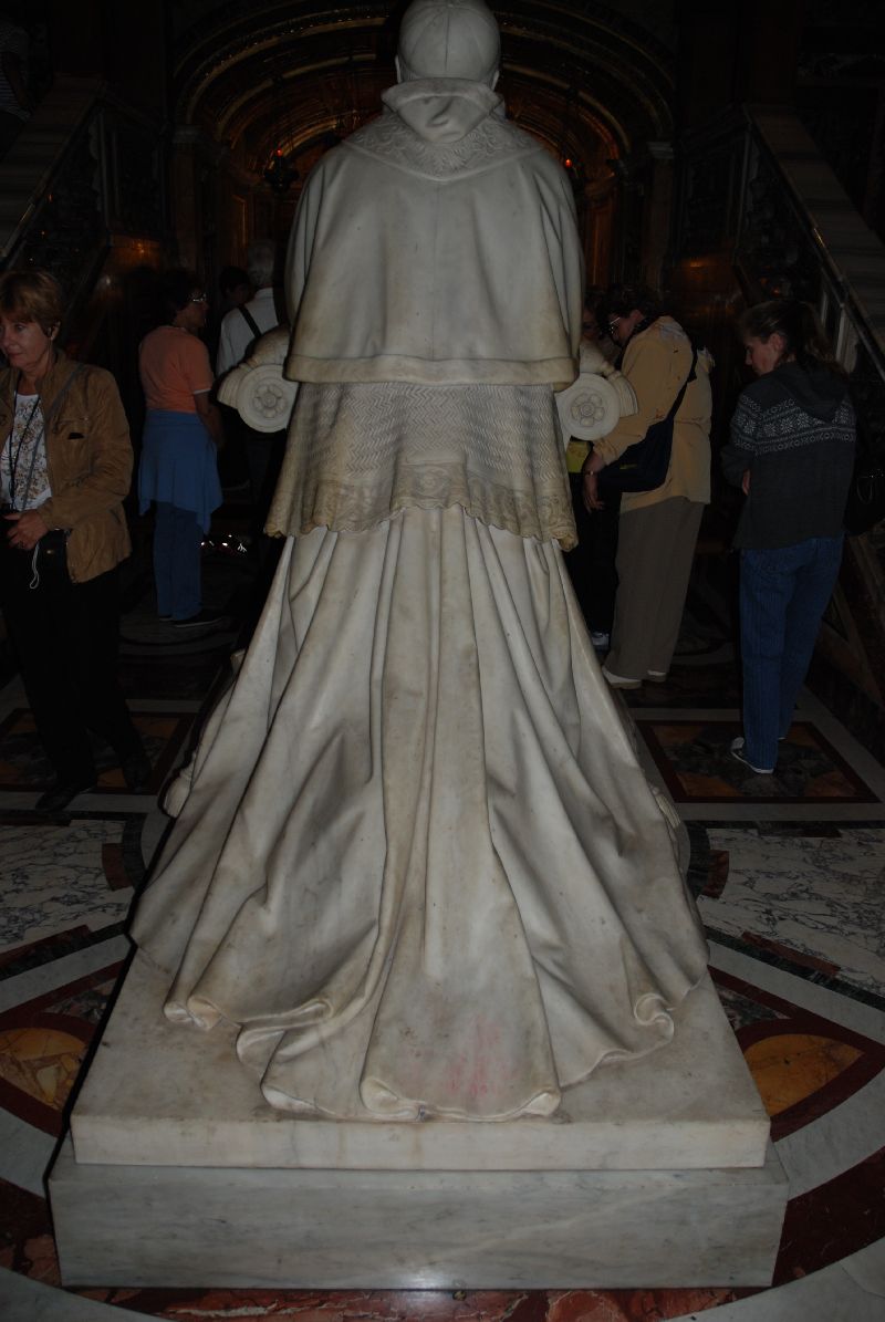Statue de Pie IX agenouillé dans la crypte de la basilique Sainte-Marie-Majeure, Rome, Italie.