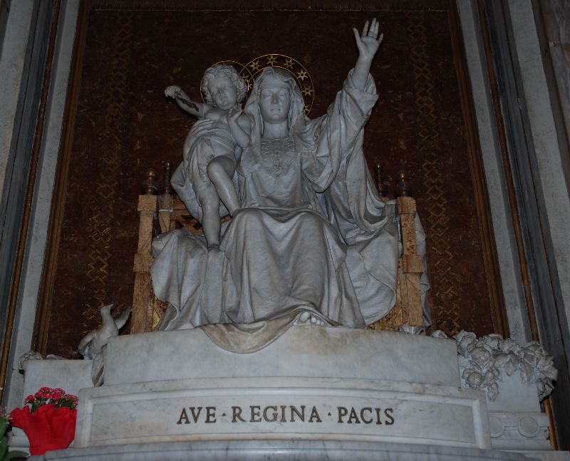 Statue de la Vierge de la Paix, basilique Sainte-Marie-Majeure, Rome, Italie.