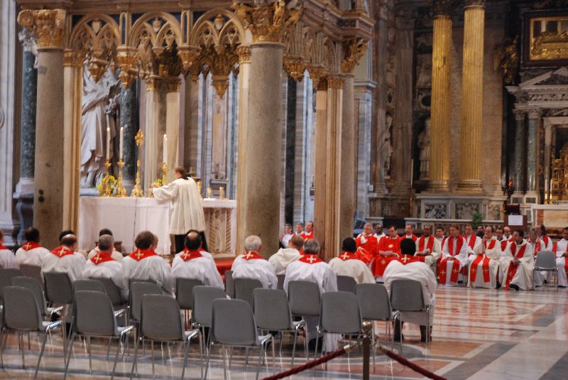 Cérémonie religieuse dans la basilique Saint-Jean-de-Latran, Rome, Italie.