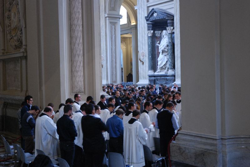 Cérémonie religieuse dans la basilique Saint-Jean-de-Latran, Rome, Italie.