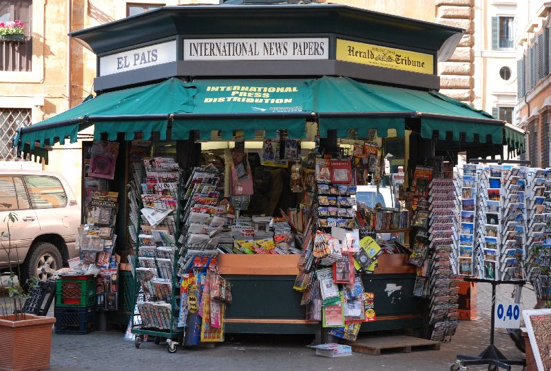 Kiosque de journaux à Rome, Italie.