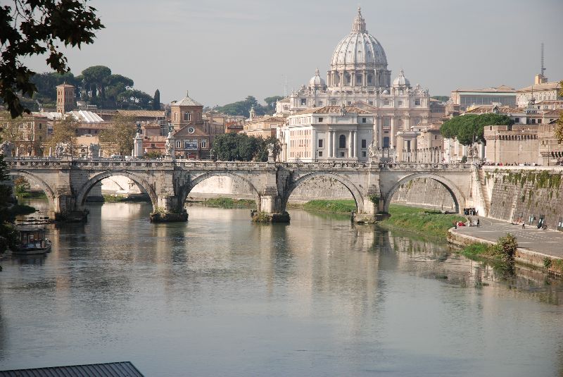 La basilique Saint-Pierre de Rome vue d’un des nombreux ponts qui enjambent le Tibre, Rome, Italie.