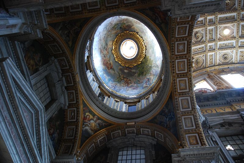 La coupole de la basilique Saint-Pierre de Rome, décorée par Michel-Ange, Rome, Italie.