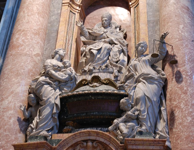 Statue du pape Innocent II, Basilique Saint-Pierre de Rome, Italie.