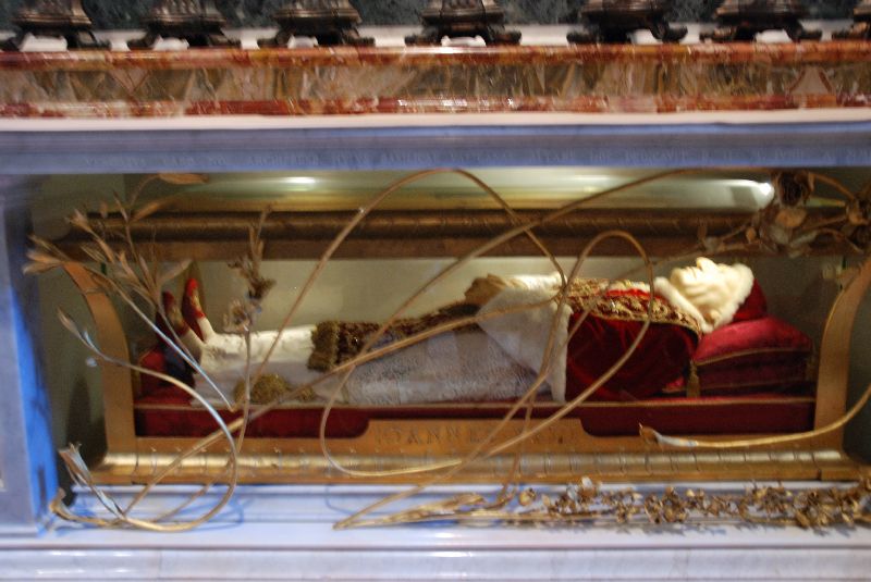 Le corps momifié du pape Jean XXXIII, Basilique Saint-Pierre de Rome, Italie.