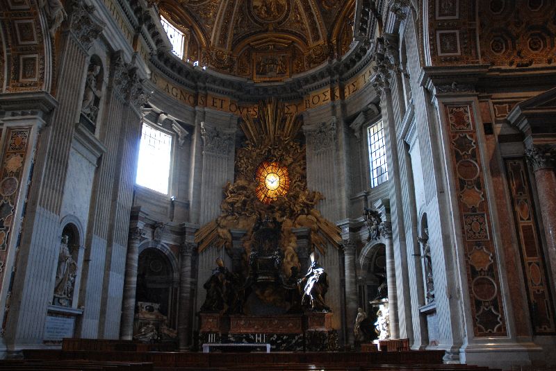 Le maître-autel de la basilique Saint-Pierre de Rome, une œuvre du Bernin, Rome, Italie.