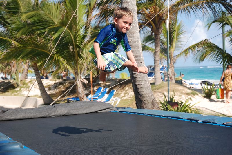 Séance de trampoline au Barcelo Punta Cana, République dominicaine.
