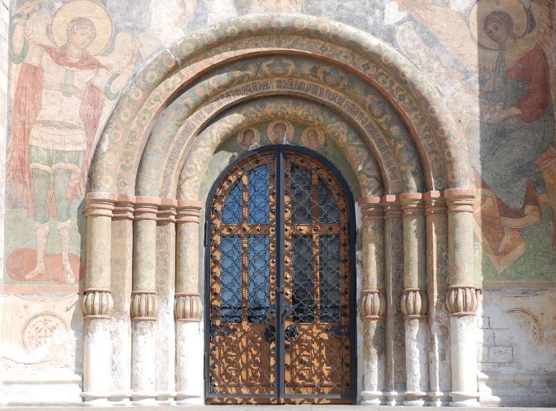 Porte principale de l’église de la Déposition-de-la-robe-de-la-Vierge, Moscou, Russie.