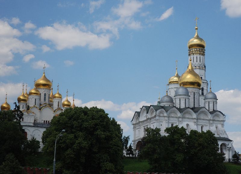 Cathédrale de l’Annonciation et de l’Archange-Michel vues de la Moskova, Moscou, Russie.