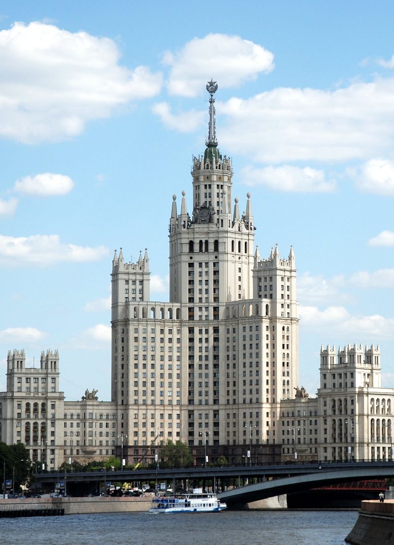 Édifice de style stalinien vu de la Moskova, Moscou, Russie.