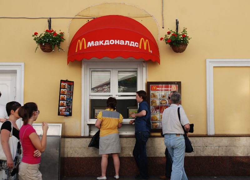 Comptoir d'un restaurant McDonald, secteur de la rue de l’Arbat, Moscou, Russie.