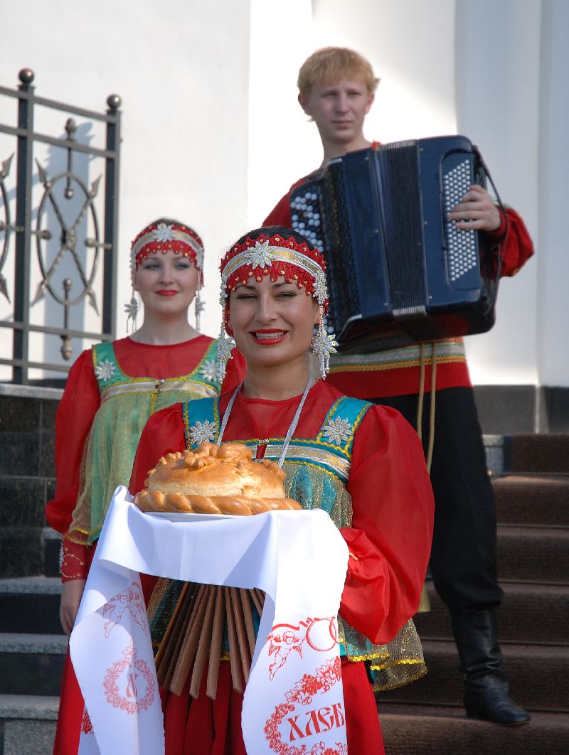Comité d’accueil à l’hôtel Pushkarshaya Sloboda de Souzdal, Russie.