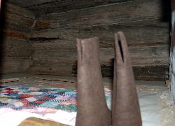 Chambre d’enfants sous le toit d’une isba du musée de l’Architecture en bois, Souzdal, Russie.