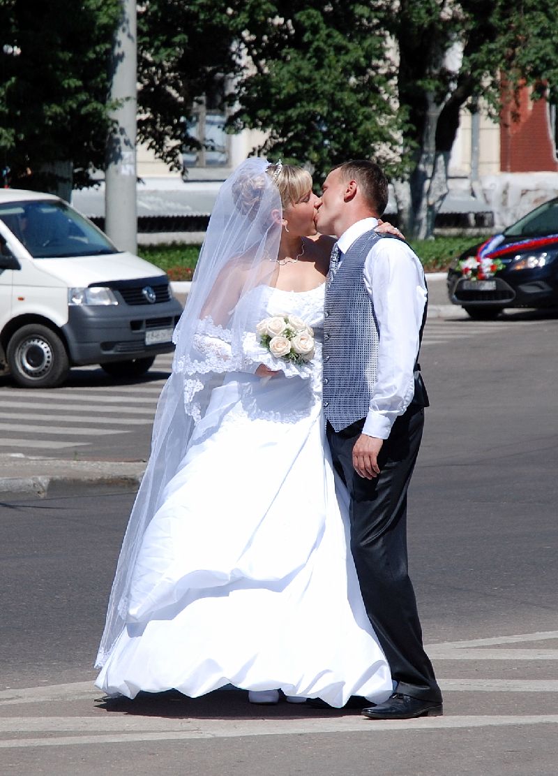 Des mariés du vendredi à Vladimir, Russie.