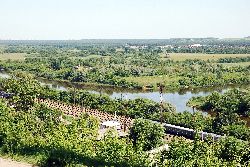 Vu de la rivière Kliazma de l’esplanade de la cathédrale de la Dormition-de-la-Vierge, Vladimir, Russie.