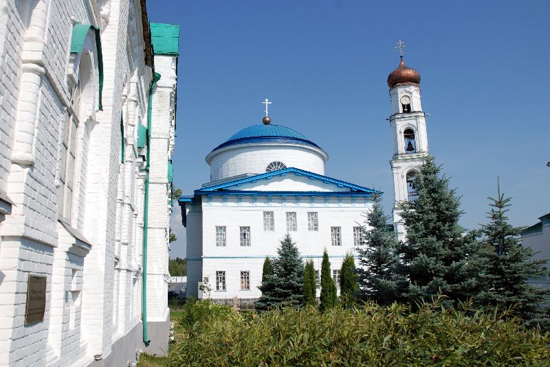  La cathédrale Notre-Dame-de-Géorgie et du clocher de l’archange Saint-Michel, monastère Notre-Dame de Raïfa, Kazan, Russie.