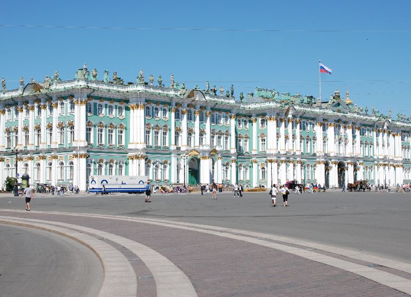 Place du palais de l’Ermitage, Saint-Pétersbourg, Russie.
