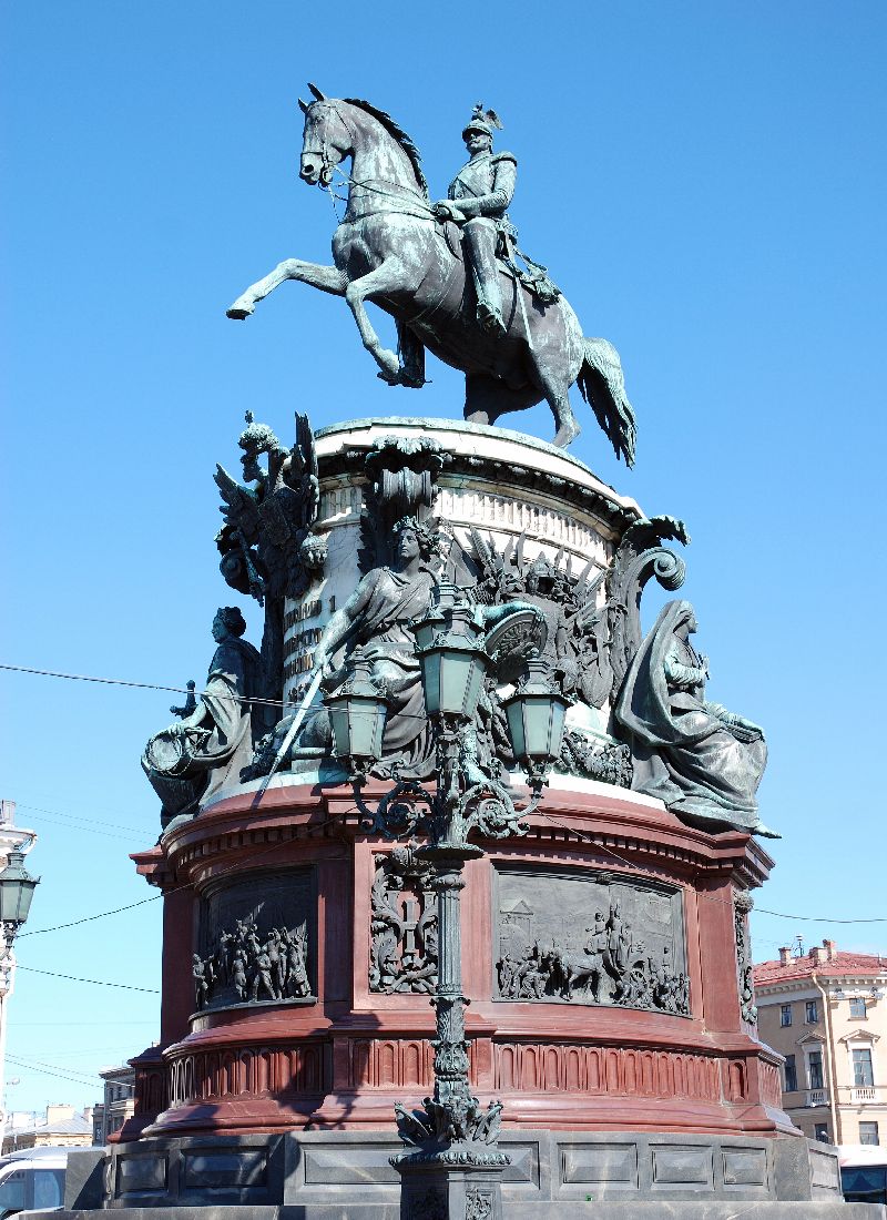 Monument de Nicolas 1er au centre de la place Saint-Isaac, Saint-Pétersbourg, Russie.