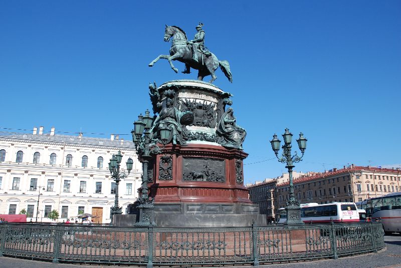 Monument de Nicolas 1er au centre de la place Saint-Isaac, Saint-Pétersbourg, Russie.