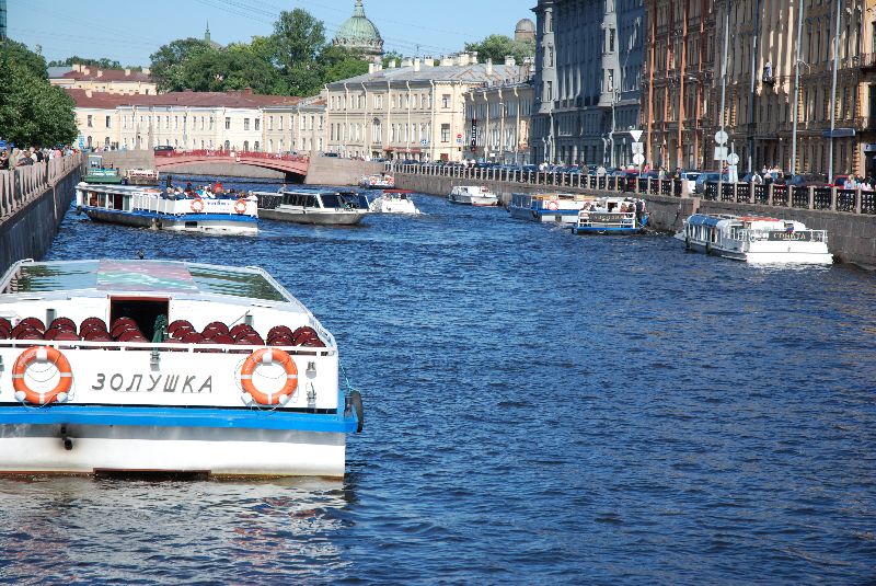 Le canal d’où nous partirons pour une mini-croisière, Saint-Pétersbourg, Russie.