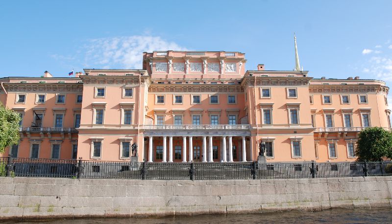 Palais bordant un des canaux de Saint-Pétersbourg, Russie.