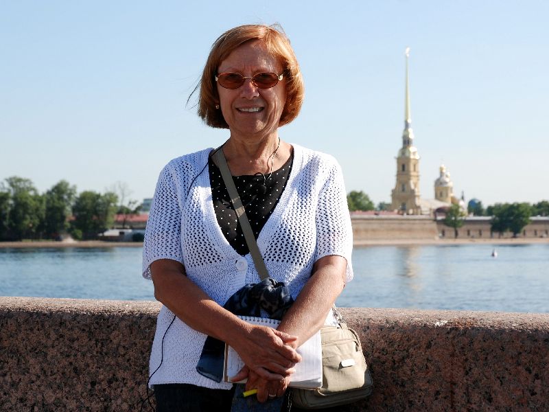 Céline avec en arrière-plan la cathédrale Saint-Pierre et Saint-Paul, Île Vassilievski, Saint-Pétersbourg, Russie.
